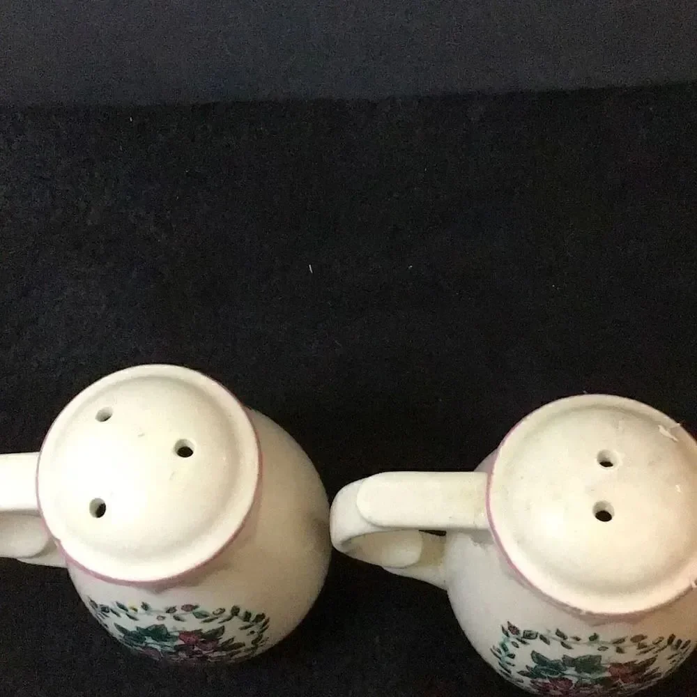 Beautiful vintage Berry, vine, and bouquet, salt, and pepper shakers ￼￼